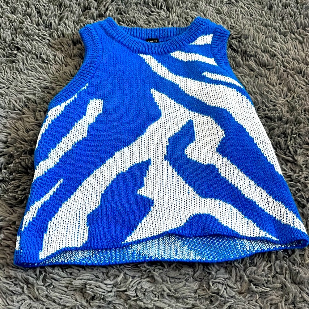 Size small cropped blue whit swirl, relaxed fit